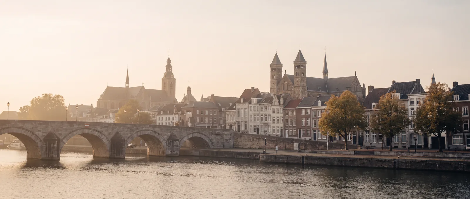 De Sint Servaasbrug over de Maas met de binnenstad van Maastricht in avondlicht
